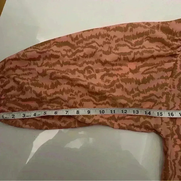 Elizabeth and James Peach Animal Print Button Up Blouse size L - Picture 5 of 5